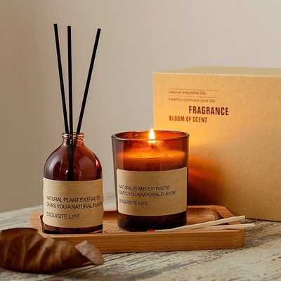 La palette en bois de marque privée correspond aux bougies parfumées à la cire de soja Coffret cadeau diffuseur de roseaux