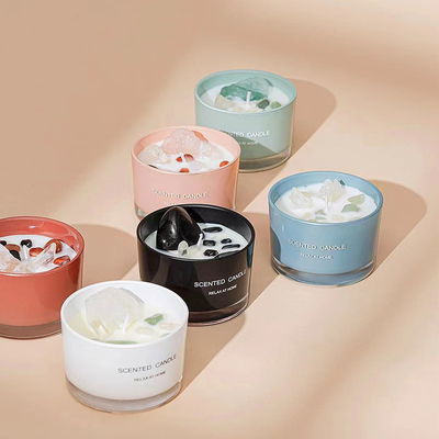 Le pot en verre des parfums 65g de cire différente de soja a flairé la bougie avec la pierre