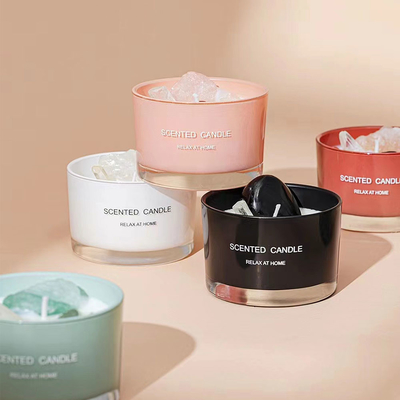 Le pot en verre des parfums 65g de cire différente de soja a flairé la bougie avec la pierre