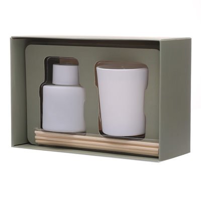 50ml Matte White Bottle Reed Diffuser a placé avec le chapeau en bois a flairé des bougies