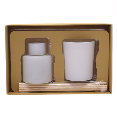 50ml Matte White Bottle Reed Diffuser a placé avec le chapeau en bois a flairé des bougies