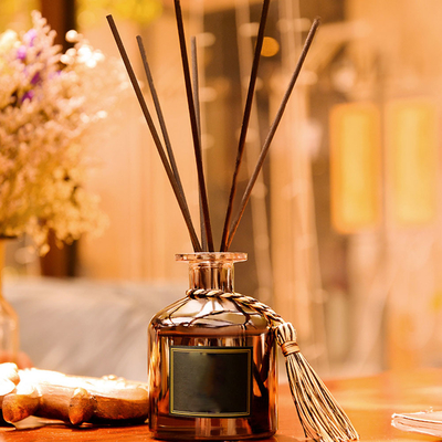 Rotin en bois de parfum de couvercle Reed Diffuser Bottle noir 50ml avec le bâton