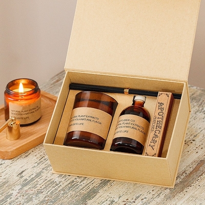 La palette en bois de marque privée correspond aux bougies parfumées à la cire de soja Coffret cadeau diffuseur de roseaux
