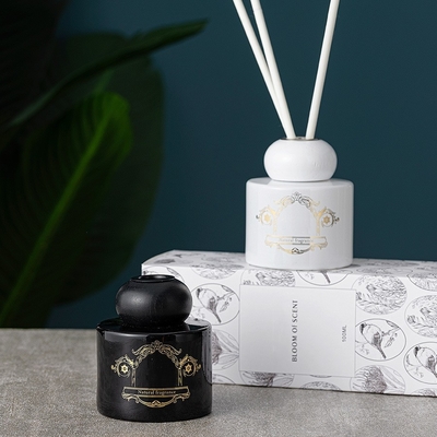 Marque de distributeur organique de diffuseur de roseau de parfum de bouteille de parfum de bouteille blanche noire d'ODM d'OEM