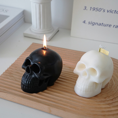 Le crâne fait main de décor de Halloween de cire à la maison créative de soja a flairé des bougies