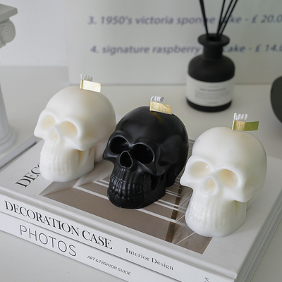 Le crâne fait main de décor de Halloween de cire à la maison créative de soja a flairé des bougies