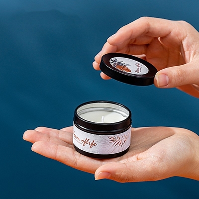 La MAISON d'AROME a adapté Mini Black aux besoins du client et le cadeau d'or de couleur a placé la bougie parfumée de cire de soja de parfum à la maison de 5 parfums