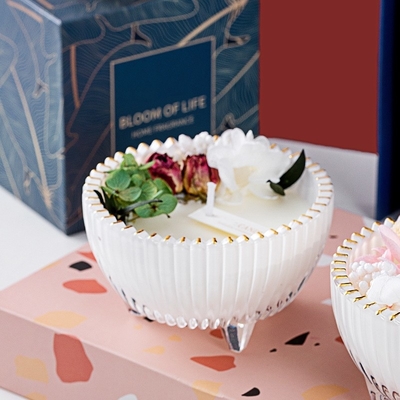 La cire mélangée d'usine a immortalisé la bougie faite sur commande d'Aromatherapy de tasse d'or de fleur faite main