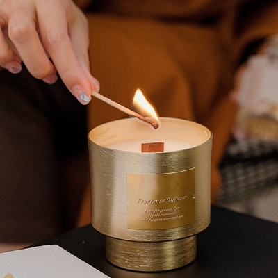 Bougie parfumée 290g en métal d'or de pot en aluminium de luxe unique de tasse avec la mèche en bois