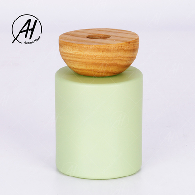 Le cadeau a placé les bâtons blancs en verre verts à la maison de rotin de Reed Diffuser 150ml de bouteille