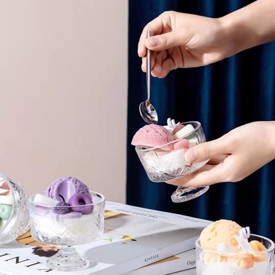 La bougie de cire de soja a flairé la petite crème glacée de la marque de distributeur 140g a flairé des bougies dans la boîte