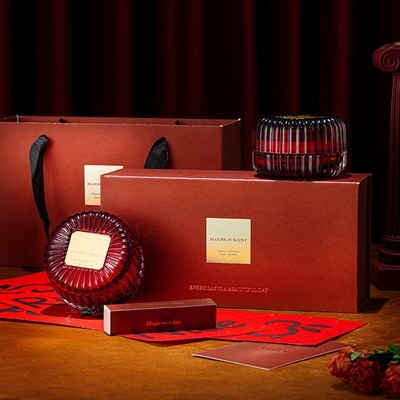 la coutume 2pcs de luxe marque le soja rouge a flairé des bougies avec le boîte-cadeau en verre de couvercle