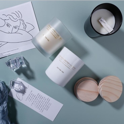 Couvercle fait sur commande de Tin Scented Candle With Wooden de cire noire et blanche de soja de maison d'arome