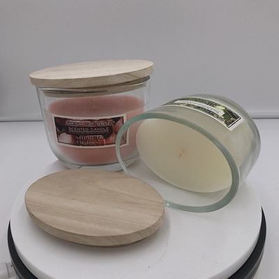 Les petites bougies faites maison de citronnelle pilotent les bougies répulsives d'intérieur