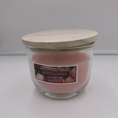 Les petites bougies faites maison de citronnelle pilotent les bougies répulsives d'intérieur