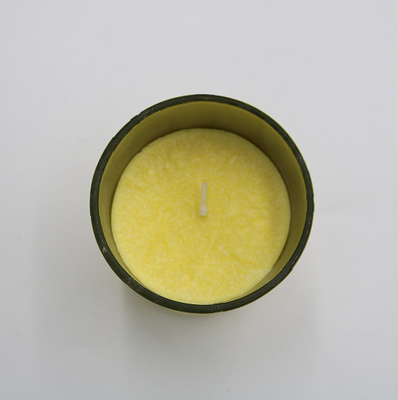 bougie parfumée plaquée jaune du pot 9cl en verre avec le modèle criqué