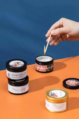 L'arome a flairé Woodwick Tin Can Candle Gold Black pour le voyage