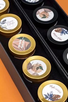 L'arome a flairé Woodwick Tin Can Candle Gold Black pour le voyage