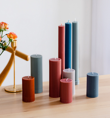 Le solide de paraffine coloré 60G a flairé la bougie à la maison de pilier d'ensemble de cadeau de parfum