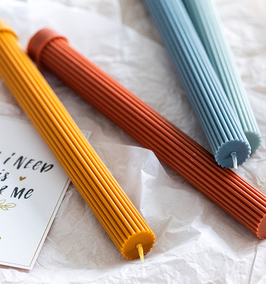 Le solide de paraffine coloré 60G a flairé la bougie à la maison de pilier d'ensemble de cadeau de parfum