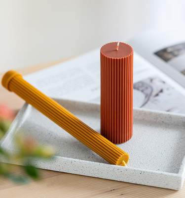 Le solide de paraffine coloré 60G a flairé la bougie à la maison de pilier d'ensemble de cadeau de parfum