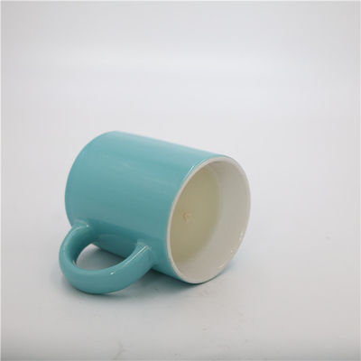 La tasse de thé ronde bleue brillante de maison d'arome a flairé la bougie en céramique 5.5oz de soja